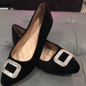 Women’s black flat